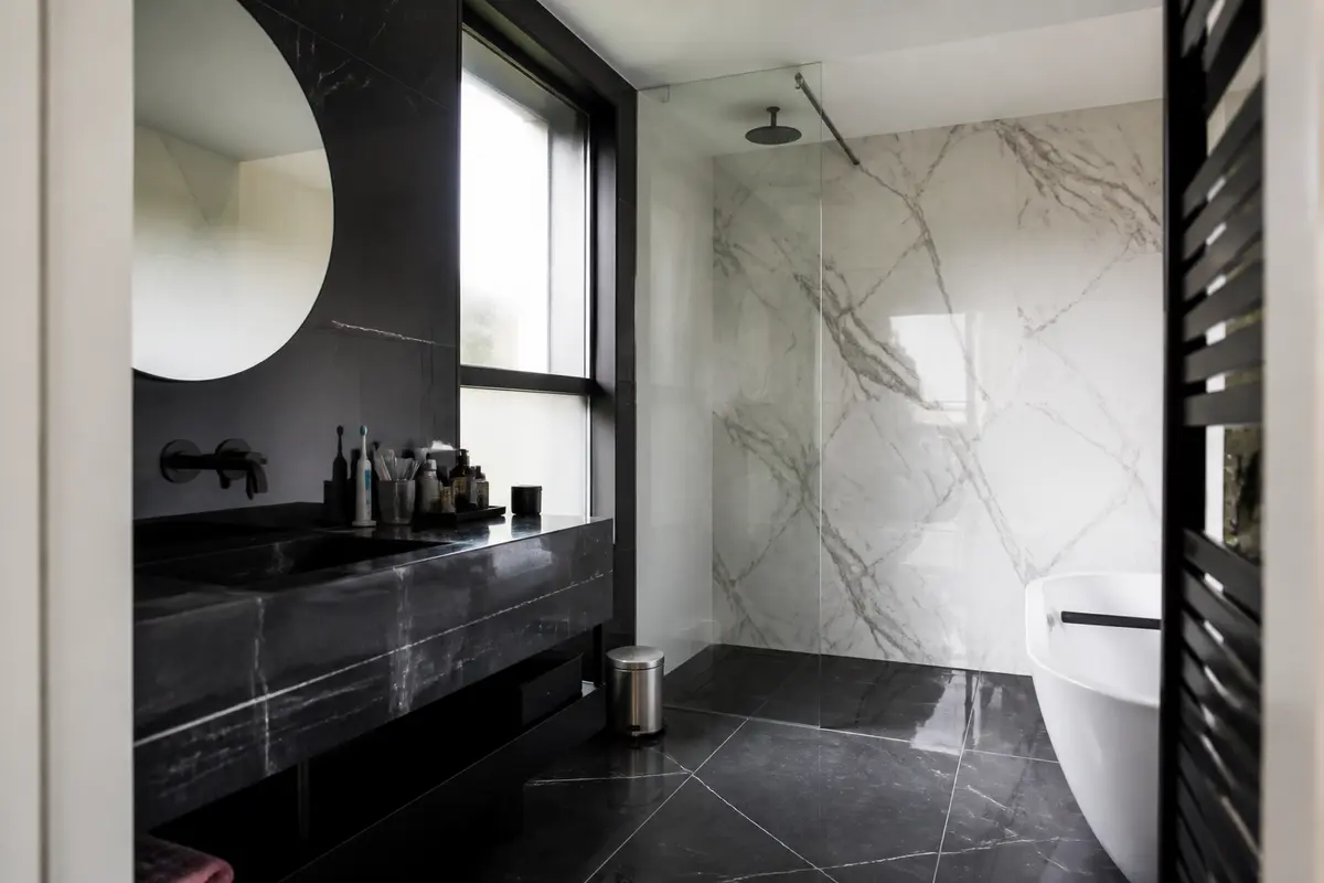 Salle de bain noir et blanc : 10 idées déco épatantes !