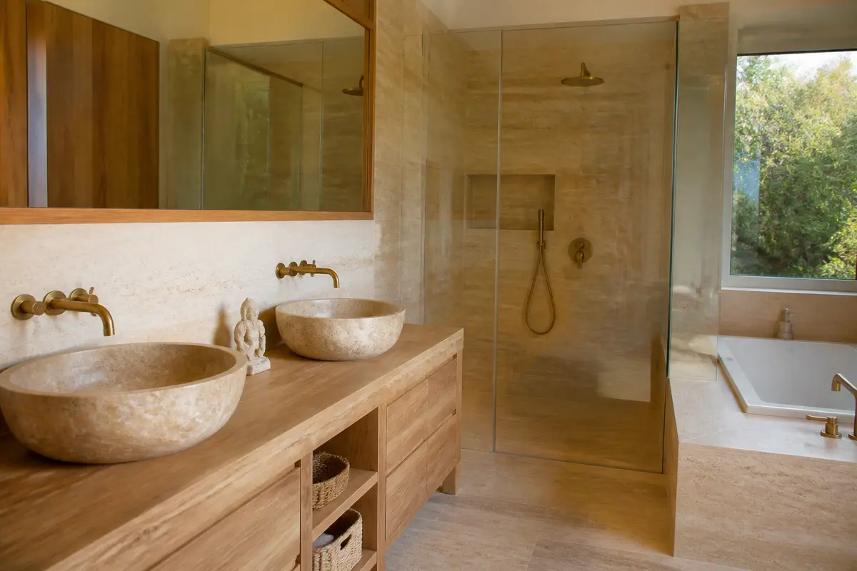 Salle de bain travertin et bois : 5 inspirations éblouissantes !