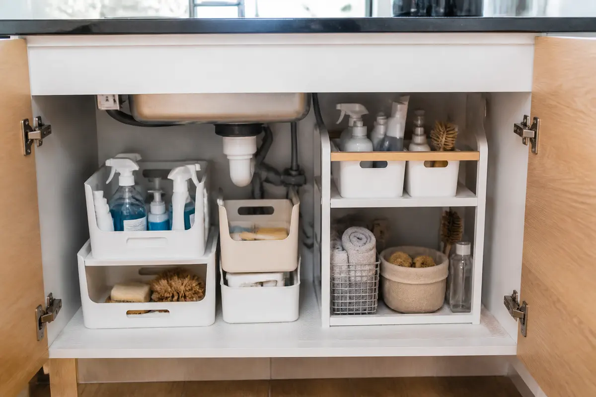 Rangement sous évier : 6 astuces pour organiser efficacement